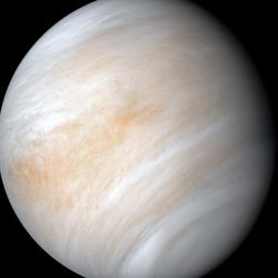 The venusian atmosphere and its clouds cover the whole planet giving it a swirly texutre